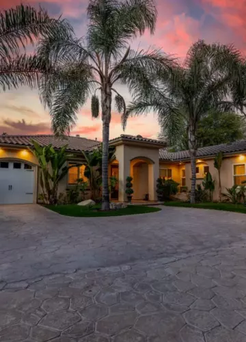 Rehab building with palm trees and driveway (2) | New Breath Recovery